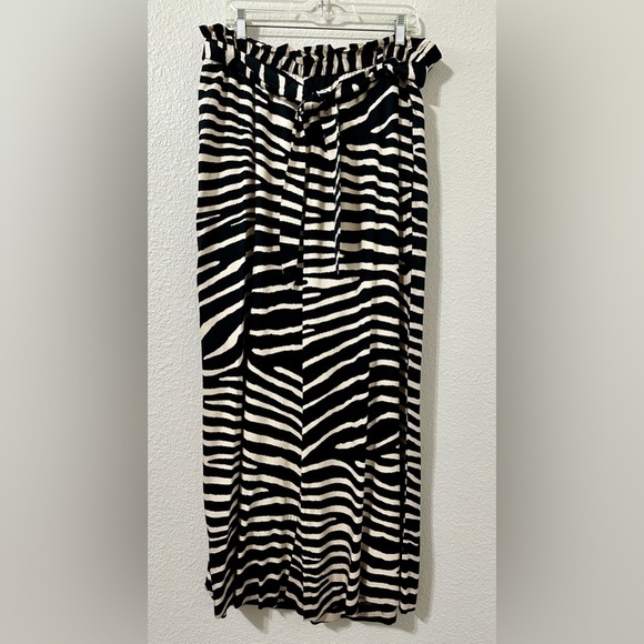 H&M viscose paper bag waist w/ self tie, animal, print wide leg pant size 14. - Picture 2 of 8